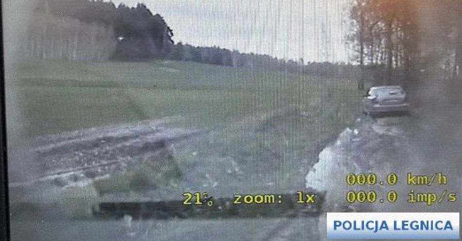zdjęcie: Nie zatrzymał się do kontroli drogowej. Okazało się, że ma dwa sądowe zakazy prowadzenia pojazdów / fot. KMP w Legnicy