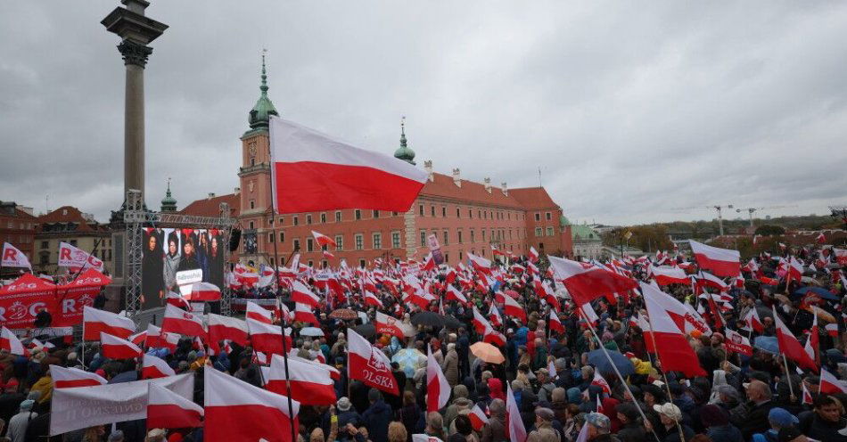 zdjęcie: Podczas wiecu PiS przeciw m.in. nielegalnej migracji apelowano o odwołanie rządu / Warszawa, 11.10.2025. Manifestacja zwolenników Prawa i Sprawiedliwości na Placu Zamkowym w Warszawie, 11 bm. Uczestnicy wydarzenia protestują przeciwko nielegalnej migracji i umowie z Mercosur. (amb) PAP/Leszek Szymański