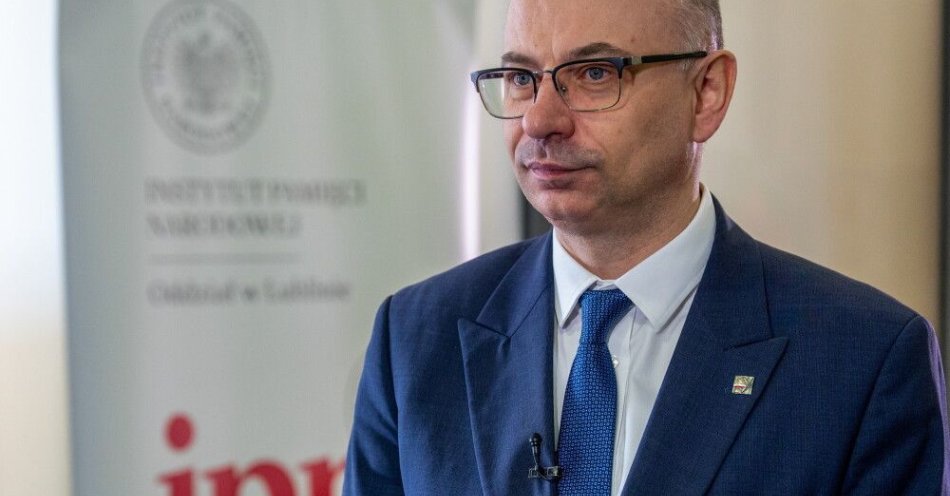 zdjęcie: Mateusz Szpytma jako kandydat na prezesa IPN ma szanse na poparcie Sejmu / Lublin, 23.03.2026. Zastępca prezesa Instytutu Pamięci Narodowej Mateusz Szpytma podczas przekazania noty identyfikacyjnej rodzinie Pochwatków, w ramach obchodów Narodowego Dnia Pamięci Polaków ratujących Żydów pod okupacją niemiecką, 23 bm. w siedzibie Oddziału Instytutu Pamięci Narodowej w Lublinie. W okresie okupacji niemieckiej Pochwatkowie udzielili schronienia jedenastu osobom narodowości żydowskiej. Dnia 5 stycznia 1943 r. wskutek donosu, do gospodarstwa Józefa Pochwatki przybyła ekspedyc