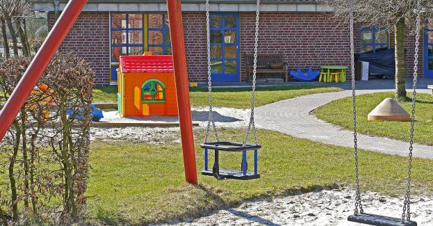 Nietrzeźwy ojciec z dzieckiem na placu zabaw