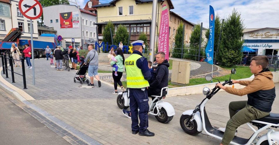 zdjęcie: Policjanci monitorują poruszanie się jednośladami w pasie nadmorskim / fot. KMP w Koszalinie