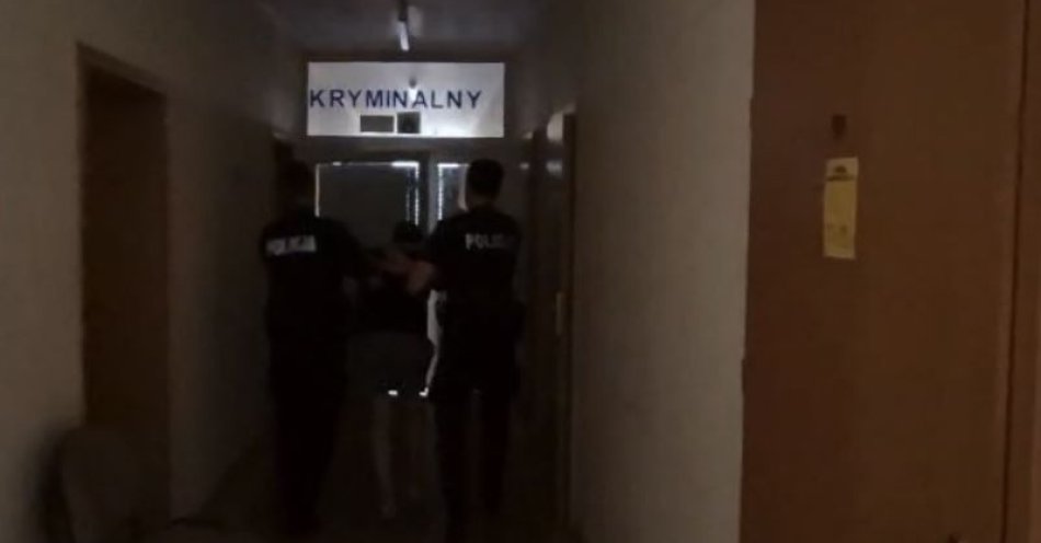 zdjęcie: Policjanci z Oksywia zatrzymali podejrzanego o kradzież z włamaniem i zniszczenie mienia, a podczas interwencji znaleźli przy nim narkotyki - grozi mu / fot. KMP w Gdyni