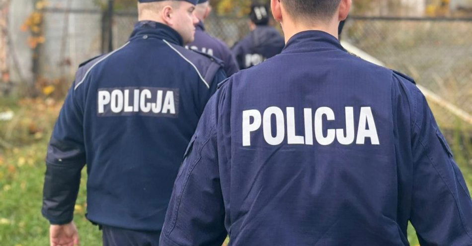 zdjęcie: Dzielnicowi pomagają potrzebującym w chłodne dni / fot. KMP w Koszalinie