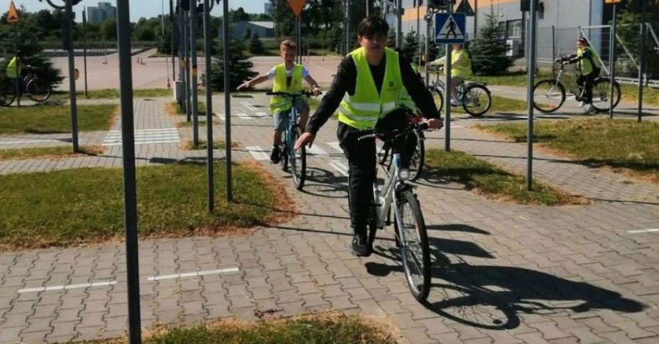 zdjęcie: Policjanci egzaminowali młodych rowerzystów / fot. KMP Zamość