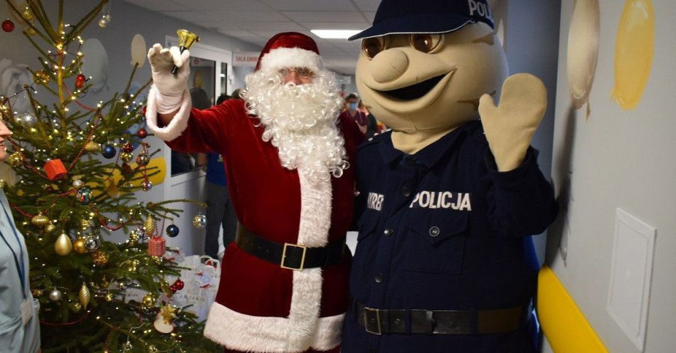 zdjęcie: Święty Mikołaj i Sierżant Pyrek odwiedzili Wrześnię / fot. KPP Września