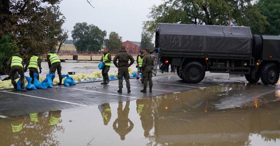 zdjęcie: 5,5 tys. żołnierzy pomaga w walce z powodzią / fot. PAP