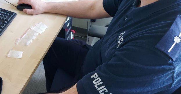 Policjanci zauważyli jak zażywają narkotyki