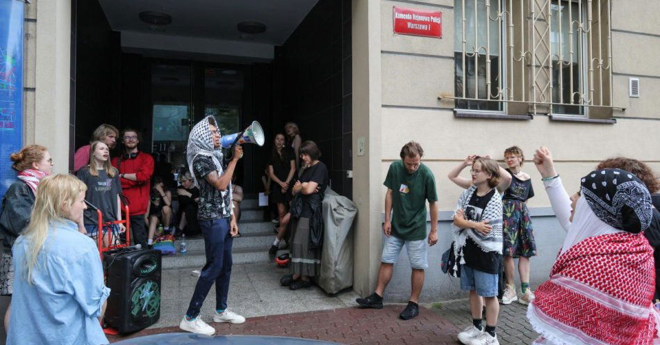 zdjęcie: Policja przesłuchała 29 osób w związku z naruszeniem miru domowego na Uniwersytecie Warszawskim / fot. PAP