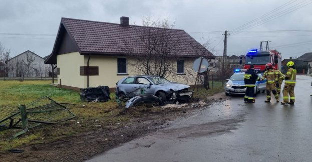 Pijany kierowca Audi wjechał w ogrodzenie