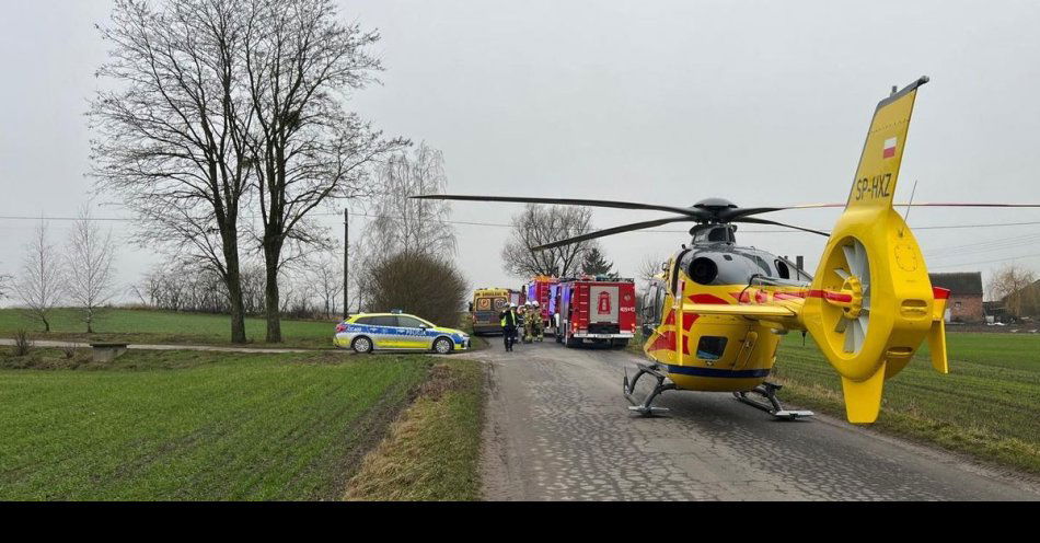 zdjęcie: Policjanci wyjaśniają okoliczności wypadku drogowego w Przybranówku / fot. KPP Aleksandrów