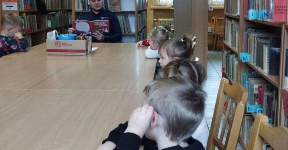 zdjęcie: Dzielnicowy czytał przedszkolakom mikołajkowe historie / fot. KMP w Jaworznie