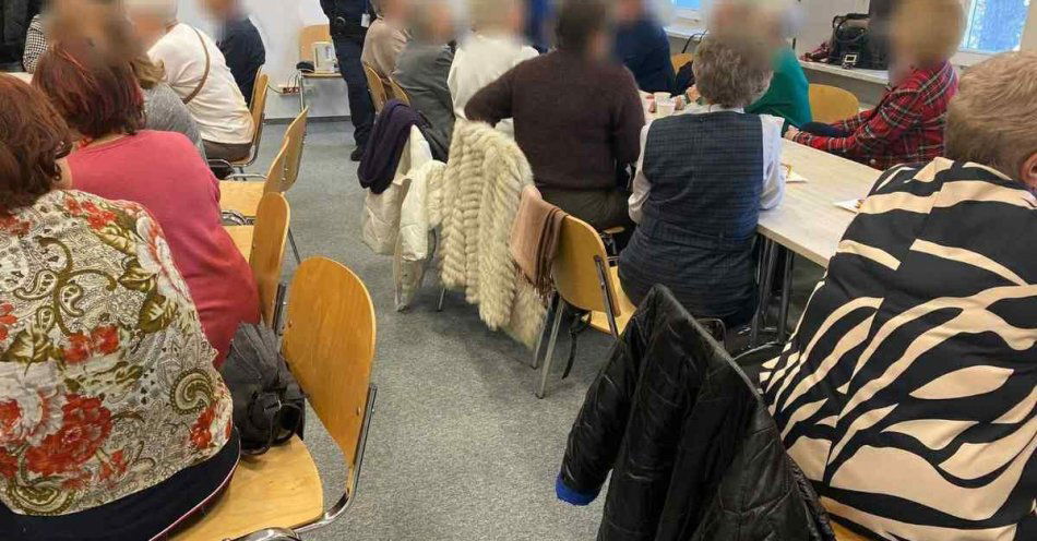 zdjęcie: Seniorzy poznali pracę dzielnicowego w Kolnie / fot. KPP Kolno