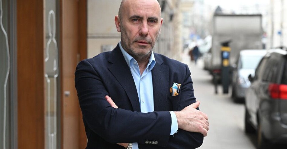 zdjęcie: Prezes PGZ: Polska Grupa Zbrojeniowa buduje partnerstwa, aby pozyskiwać nowe technologie / Warszawa, 31.03.2026. Prezes Polskiej Grupy Zbrojeniowej Adam Leszkiewicz przed siedzibą Polskiej Agencji Prasowej w Warszawie, 31 bm. Adam Leszkiewicz był gościem Studia PAP.  (mr) PAP/Radek Pietruszka