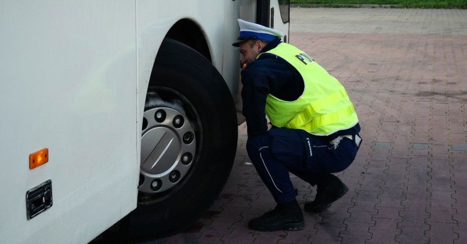 zdjęcie: Bezpieczny autokar na wakacje - zgłoś kontrolę! / fot. KPP w Radomsku