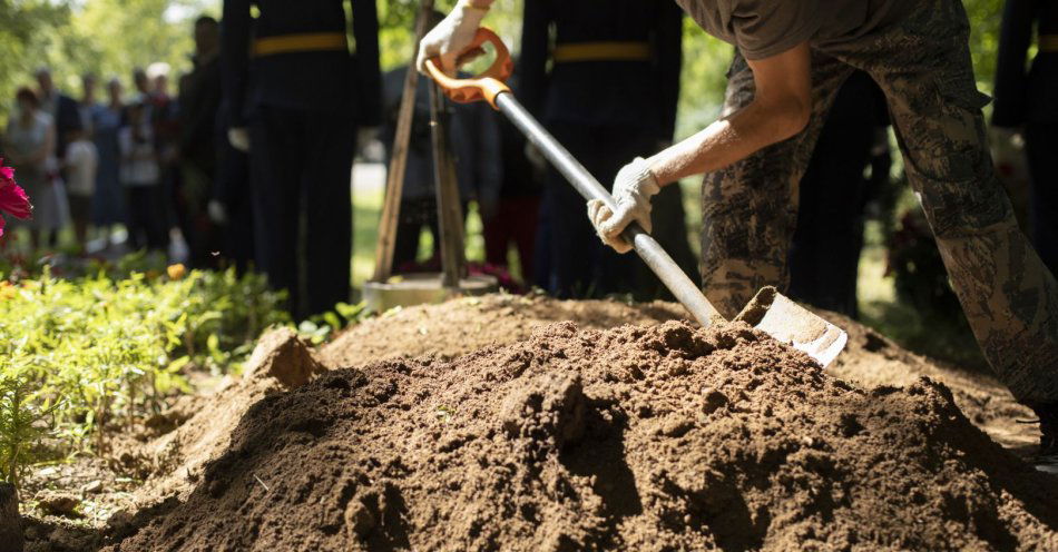 zdjęcie: IPN wznowił prace na cmentarzu wojskowym; odkrył tam zbiorowe pochówki / v12004464