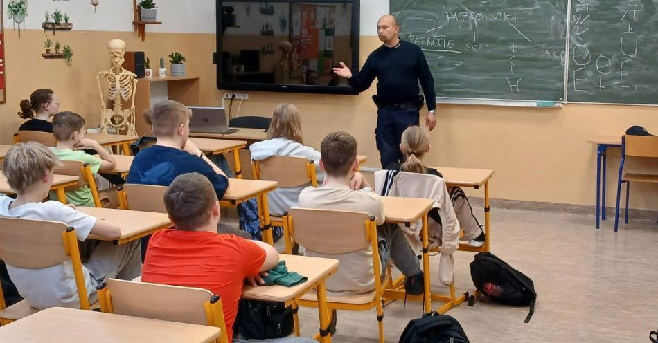 zdjęcie: Dzielnicowy mówi o hejcie i odpowiedzialności nieletnich / fot. KPP Busko-Zdrój