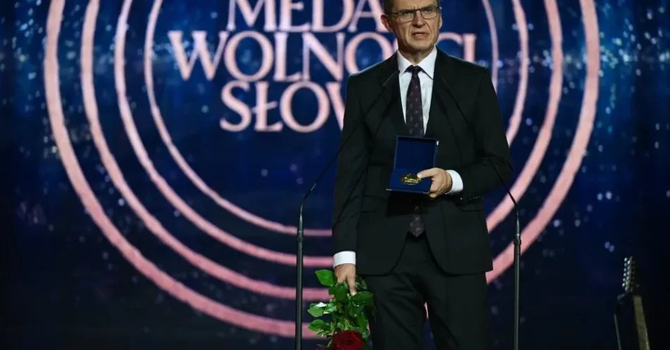 zdjęcie: Andrzej Poczobut dla PAP: wolność słowa to naturalne prawo człowieka, którego nie można się zrzec / Gdańsk, 28.08.2026. Wyróżniony specjalnym Medalem Wolności Słowa białoruski dziennikarz, działacz polskiej mniejszości, były więzień polityczny Andrzej Poczobut podczas gali wręczenia Medali, 28 bm. w Europejskim Centrum Solidarności w Gdańsku. (sko) PAP/Adam Warżawa