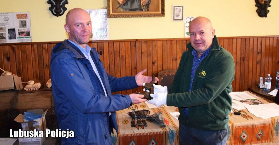 zdjęcie: Zabytkowy pistolet z 1908 roku trafił do muzeum dzięki policjantom / fot. KPP Żary