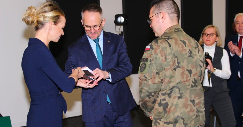 zdjęcie: Medal IPN dla żołnierza Wojsk Obrony Terytorialnej / fot. nadesłane