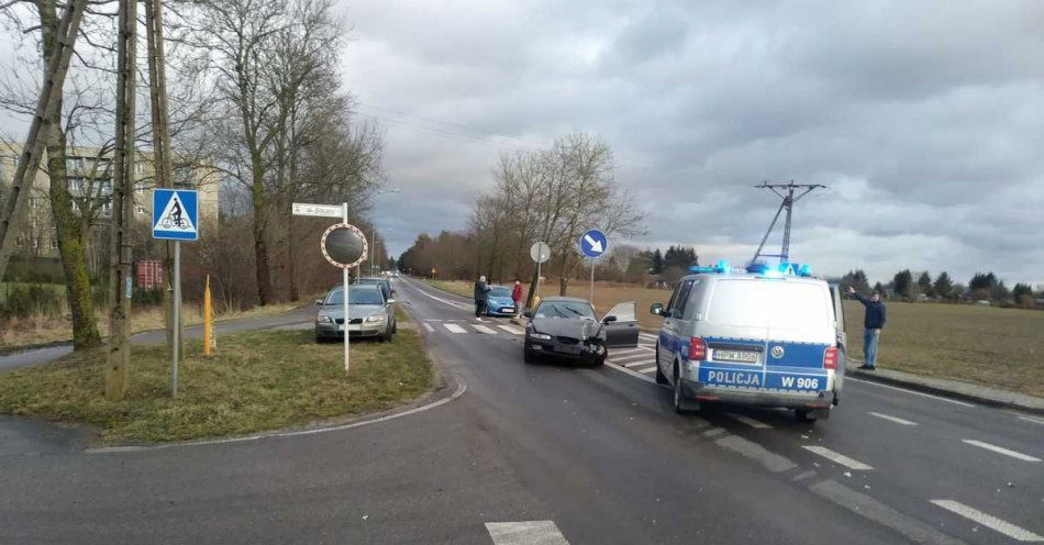 zdjęcie: Znak drogowy wyrósł mu przed maską samochodu / fot. KPP w Świdwinie