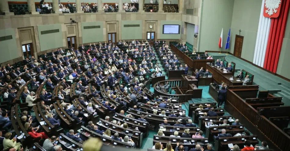 zdjęcie: Sejm nie odrzucił trzeciego prezydenckiego weta ws. ustawy o rynku kryptoaktywów / Warszawa, 02.09.2026. Posłowie na sali plenarnej Sejmu, 2 bm. W trakcie pierwszego posiedzenia po wakacjach zaplanowano m.in. prace nad senackim projektem nowelizacji Kodeksu wyborczego oraz ustawy o referendum lokalnym. (amb) PAP/Leszek Szymański