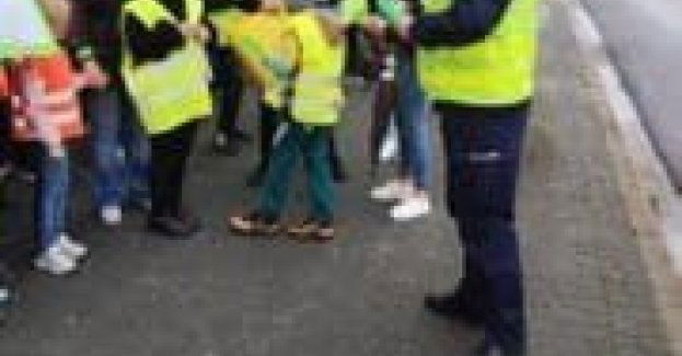 W Jędrzejowie policja i uczniowie przypominają o odblaskach