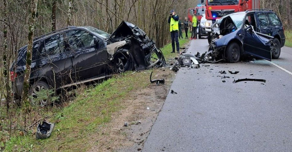 zdjęcie: Zderzenie czołowe na drodze na Małą Piaśnicę / fot. KPP w Wejherowie