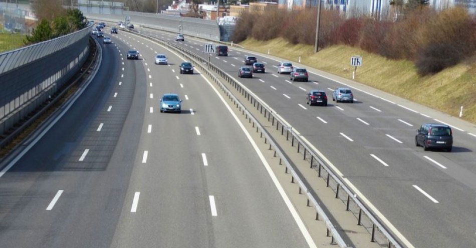 zdjęcie: Drogą ekspresową jechał pod prąd. Zderzył się z innym pojazdem i odjechał... również pod prąd / pixabay/666399