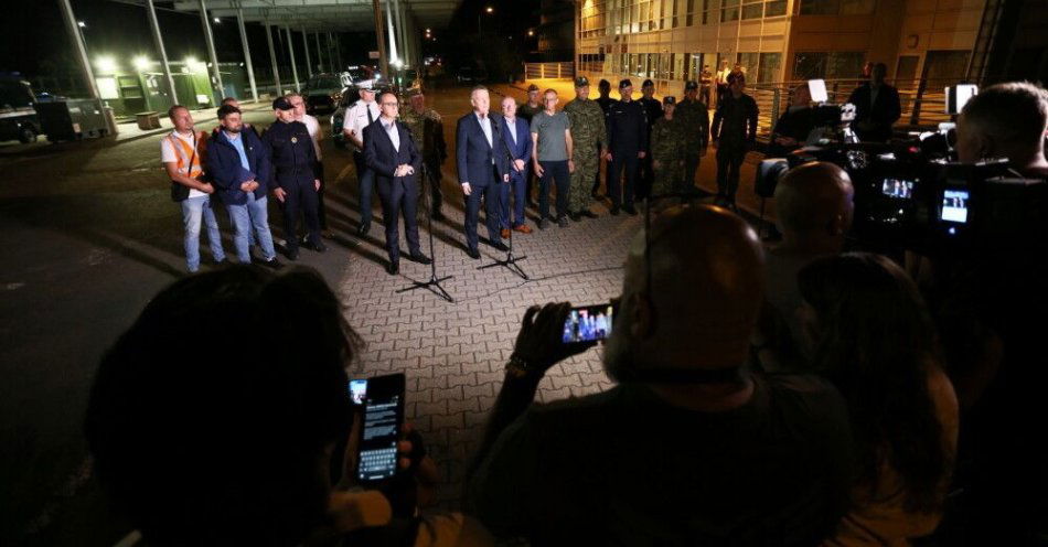 zdjęcie: Zaczynamy wielki wysiłek; proszę o wsparcie funkcjonariuszy i żołnierzy / fot. PAP