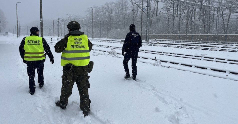 zdjęcie: Policyjne patrole TOR: kontrola infrastruktury kolejowej w Małopolsce / fot. KMP w Oświęcimiu