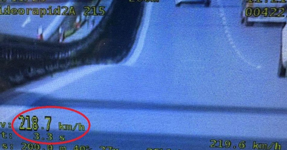 zdjęcie: BMW pędziło 218 km/h na A4. Kierowca ukarany mandatem / fot. KMP w Legnicy