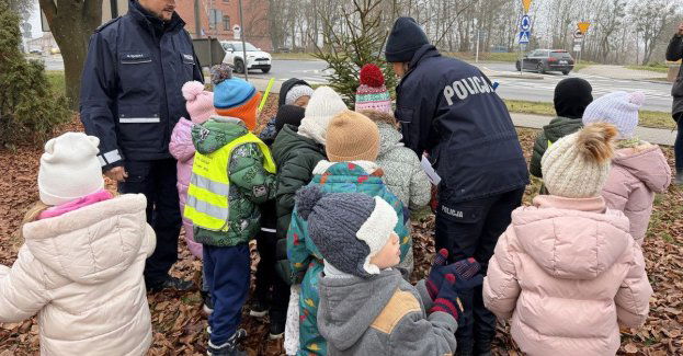 Odblaskowa choinka w Mrągowie: przedszkolaki przyozdobiły komendę