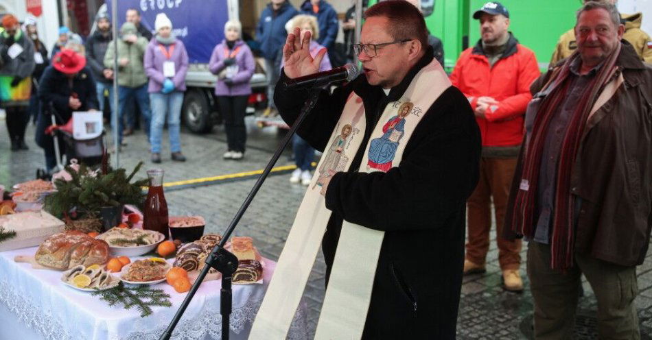 zdjęcie: Kard. Ryś na wigilii dla potrzebujących: każdy nosi w sobie godność, odkrywajcie ją w sobie i innych / Kraków, 21.12.2025. Metropolita krakowski abp Grzegorz Ryś (C) podczas 29. wigilii dla osób bezdomnych i potrzebujących na Rynku Głównym w Krakowie, 21 bm. Organizowane przez restauratora Jana Kościuszkę od blisko trzech dekad wydarzenie skupia osoby w trudnej sytuacji życiowej, które przy stole rozstawionym na płycie krakowskiego rynku mogą zjeść tradycyjne dania wigilijne, a także otrzymać paczki świąteczne i wsparcie medyczne. (ad) PAP/Łukasz Gągulski