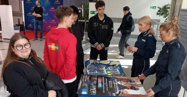 Jeleniogórskie policjantki promowały swój zawód podczas dni otwartych Karkonoskiej Akademii Nauk Stosowanych