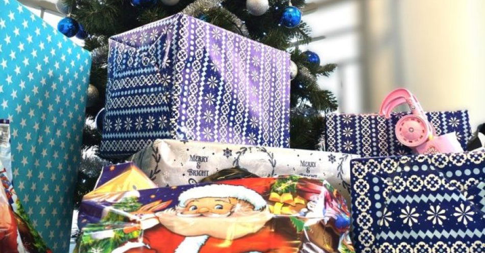 zdjęcie: Policjanci z Łosic przygotowali świąteczne paczki dla rodziny / fot. KPP w Łosicach