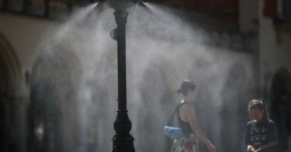 zdjęcie: Prawie cała Polska w ostrzeżeniach przed upałami / Kraków, 02.07.2025. Upał w Krakowie, 2 bm. Nad Polskę dotarła fala wysokich temperatur. Instytut Meteorologii i Gospodarki Wodnej wydał dla większej części kraju ostrzeżenia przed temperaturami, które mogą znacznie przekroczyć 30 stopni Celsjusza. (amb) PAP/Łukasz Gągulski
