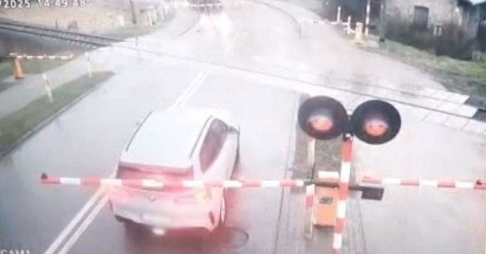 zdjęcie: Kierująca BMW wjechała na przejazd i uszkodziła rogatkę / fot. KPP Hajnówka