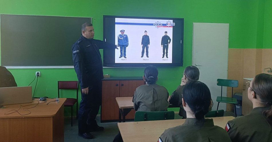 zdjęcie: Policjanci rozpoczęli zajęcia z uczniami klas mundurowych / fot. KPP w Radziejowie 1