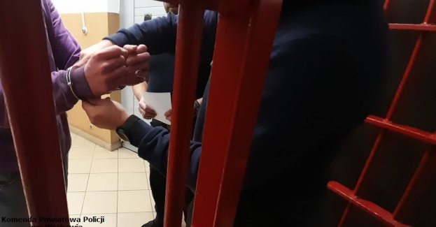 Chciał sprawdzić czy był poszukiwany i był na 3 lata