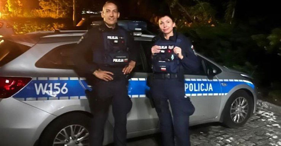 zdjęcie: Policjanci z Pogodna ewakuowali małżeństwo z mieszkania, w którym doszło do pożaru / fot. KMP w Szczecinie
