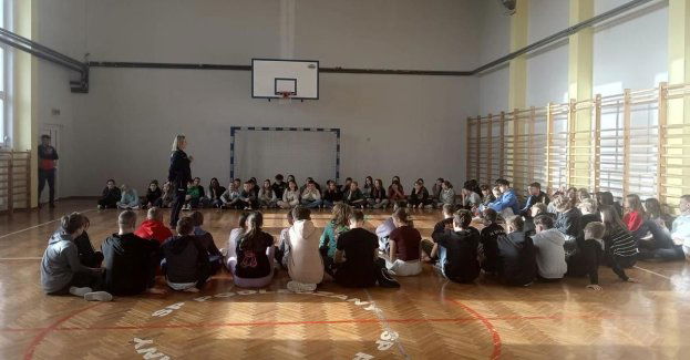 Policjanci uczą bezpieczeństwa na drodze i w sieci w Podleszanach