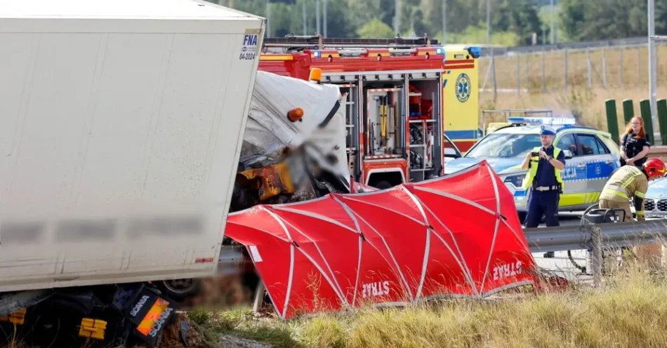 zdjęcie: Śląskie: wniosek o aresztowanie kierowcy podejrzanego ws. wypadku na A1 / Mykanów, 01.09.2026. Miejsce śmiertelnego wypadku na autostradzie A1 w okolicy miejscowości Mykanów, 1 bm. W wypadku brał udział bus i dwa samochody ciężarowe. Jedna z ciężarówek wjechała w pracowników ekipy remontowej. Zginęły cztery osoby, na miejscu trwa akcja ratunkowa. Autostrada A1 w kierunku Katowic jest zablokowana. (jm) PAP/Waldemar Deska