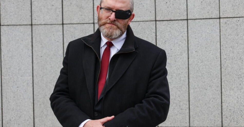 zdjęcie: Prokuratura złożyła wiosek do PE o zgodę na zatrzymanie europosła Grzegorza Brauna / Warszawa, 14.11.2025. Europoseł Grzegorz Braun przed pomnikiem Armii Krajowej i Polskiego Państwa Podziemnego w Warszawie, 14 bm. (az/zkoc) PAP/Albert Zawada