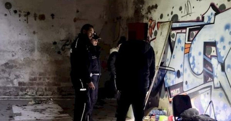 zdjęcie: Słupscy policjanci apelują pomóżmy bezdomnym podczas mrozów / fot. KMP w Słupsku