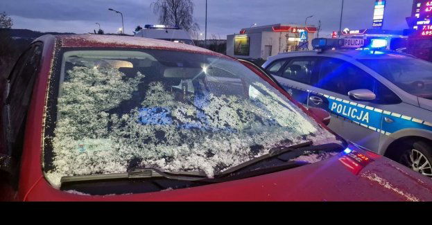Nie zatrzymał się do policyjnej kontroli i doprowadził do kolizji z dwoma pojazdami