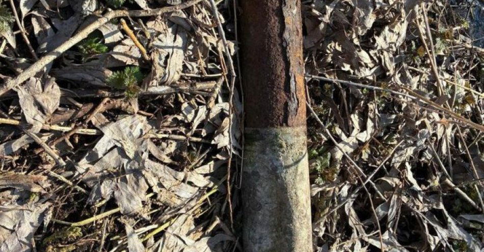 zdjęcie: Pocisk z II wojny odkryto na polu koło Giżycka / fot. KPP w Giżycku Niewybuch z czasów II wojny światowej znaleziony na polu uprawnym