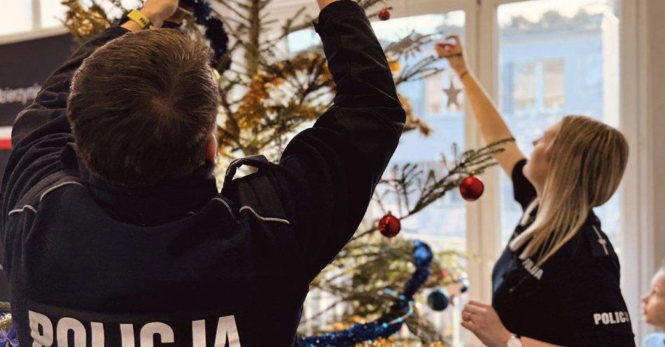 zdjęcie: Dzieci ubrały choinkę w komendzie policji w Kędzierzynie-Koźlu / fot. KPP Kędzierzyn Koźle