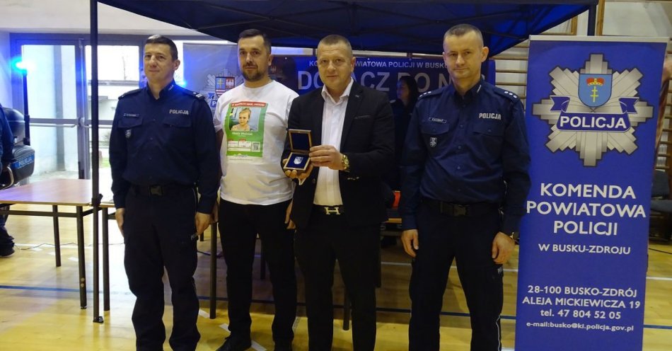 zdjęcie: Policyjna solidarność dla chorej Nikoli / fot. KPP Busko-Zdrój