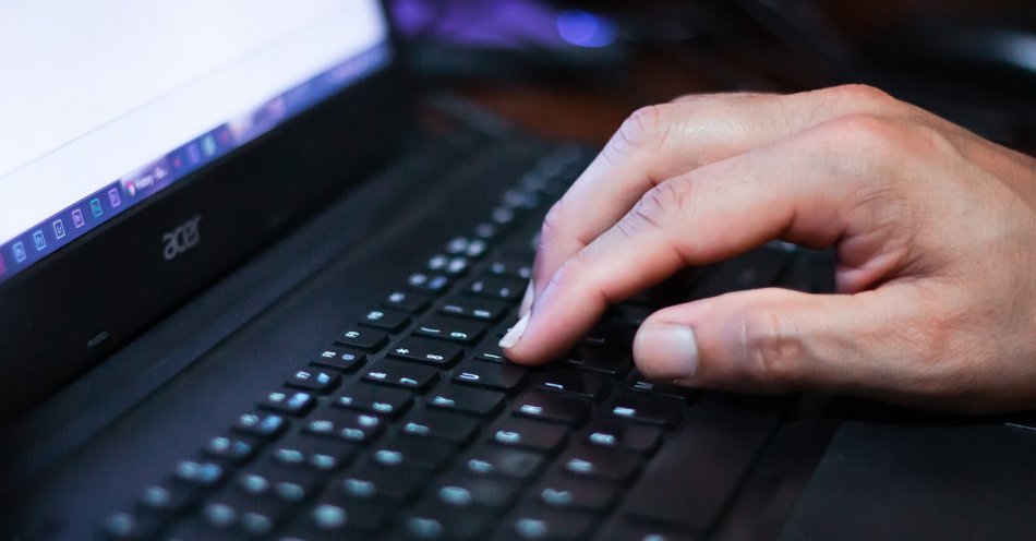 zdjęcie: Nie klikajmy podejrzanych linków, które podstępem przekierowują na fałszywe strony logowania do banków. Kolejna oszukana osoba / pixabay/5336838