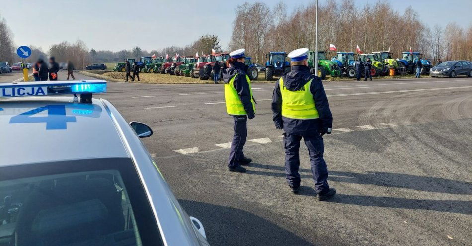 zdjęcie: Czuwamy nad bezpieczeństwem podczas protestu rolników na DK-12 / fot. KMP Chełm